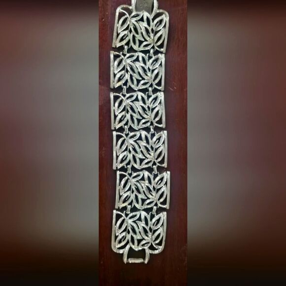 Coro Silver Leaf Bracelet - Picture 1 of 6